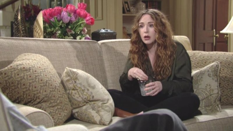 Mariah (Camryn Grimes) réalise que la grossesse n'est pas de tout repos. Les Feux de l'Amour, épisode 8828 (25 octobre 2023, RTS)