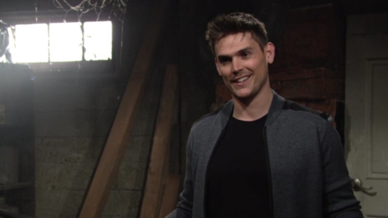Adam (Mark Grossman) refuse de croire Nick. Les Feux de l'Amour, épisode 12099 (3 mai 2021, CBS)