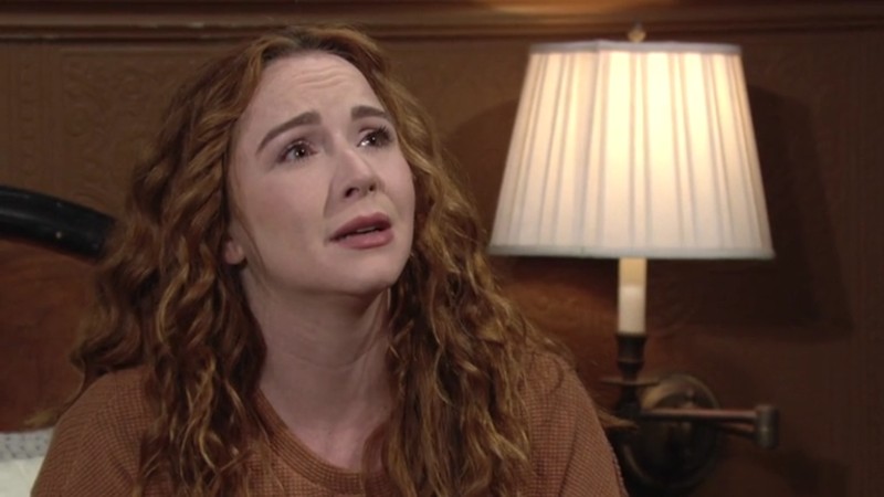 Mariah (Camryn Grimes) aimerait savoir pourquoi elle est retenue captive. Les Feux de l'Amour, épisode 6493 (9 février 2024, RTBF)