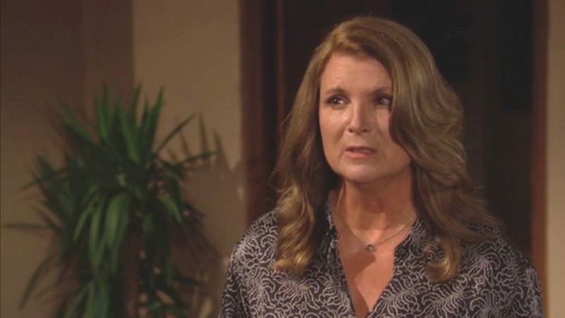 Sheila (Kimberlin Brown) explique à Finn les raisons de sa présence ici. Amour, Gloire et Beauté/Top Models, épisode 8577 (9 août 2021, CBS)