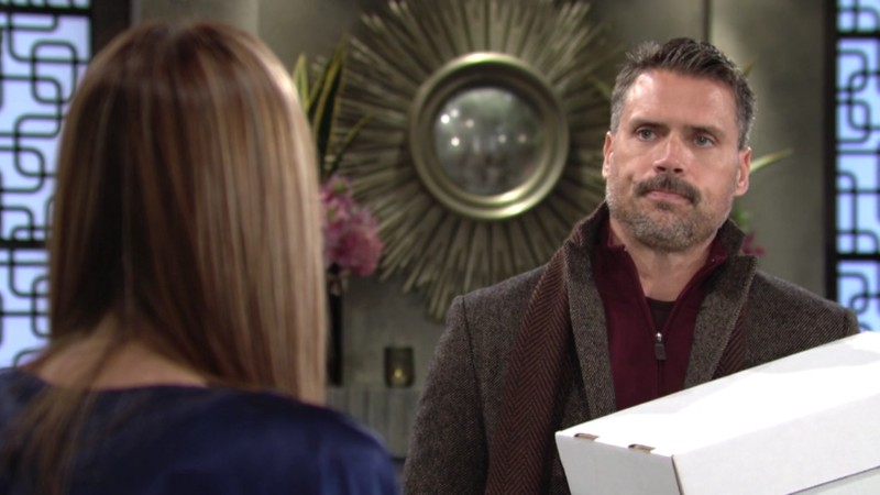 Nick (Joshua Morrow) a quelque chose pour Phyllis. Les Feux de l'Amour, épisode 6583 (17 juin 2024, RTBF)