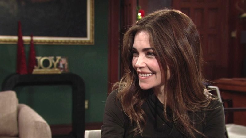 Victoria (Amelia Heinle) a hâte de passer son premier Noël avec son mari. Les Feux de l'Amour, épisode 6592 (28 juin 2024, RTBF)