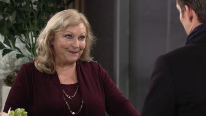 Traci (Beth Maitland) voit toujours le bien en chacun. Les Feux de l'Amour, épisode 12272 (4 janvier 2022, CBS)