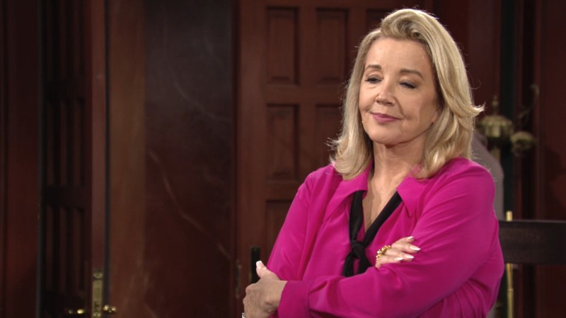 Nikki (Melody Thomas Scott) célèbre la victoire de sa fille. Les Feux de l'Amour, épisode 12279 (13 janvier 2022, CBS)