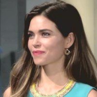 Victoria (Amelia Heinle) ne cache pas son plaisir. Les Feux de l'Amour, épisode 10651 (22 mars 2023, TVA)