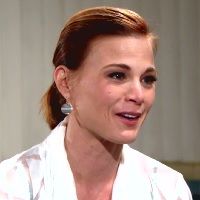 Phyllis (Gina Tognoni) est ravie de communiquer avec Jack. Les Feux de l'Amour, épisode 10706 (9 juillet 2015, CBS)