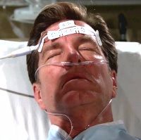 Jack (Peter Bergman) fait une crise. Les Feux de l'Amour, épisode 10715 (22 juillet 2015, CBS)