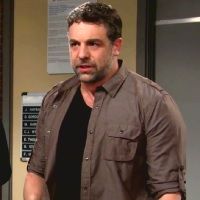 Harding (Chris L. McKenna) prend la piste de Kevin au sérieux. Les Feux de l'Amour, épisode 10721 (28 juin 2023, TVA)