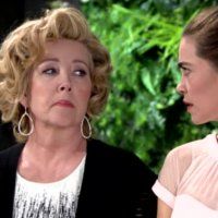 Nikki (Melody Thomas Scott) apprend les fiançailles de Sharon et Dylan. Les Feux de l'Amour, épisode 10739 (24 juillet 2023, TVA)