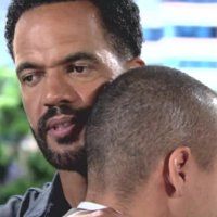 Neil (Kristoff St. John) est là pour soutenir Devon dans l'épreuve. Les Feux de l'Amour, épisode 10749 (7 août 2023, TVA)