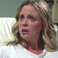 Sage (Kelly Sullivan) est scandalisée que Nick parle des funérailles de Christian. Les Feux de l'Amour, épisode 10793 (6 octobre 2023, TVA)