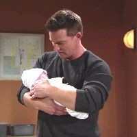 Dylan (Steve Burton) est vraiment très ému ! Les Feux de l'Amour, épisode 10805 (25 novembre 2015, CBS)