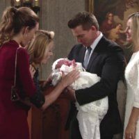 Nikki (Melody Thomas Scott) est ravie de rencontrer son nouveau petit-fils. Les Feux de l'Amour, épisode 10809 (30 octobre 2023, TVA)