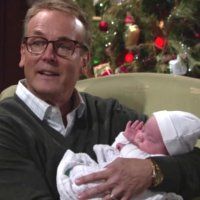 Paul (Doug Davidson) est très fier de son petit-fils, Sully. Les Feux de l'Amour, épisode 5141 (28 septembre 2018, RTBF)