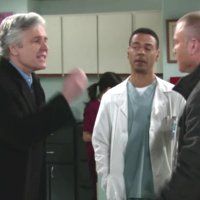 Le Dr Neville (Michael E. Knight) défend ses méthodes. Les Feux de l'Amour, épisode 5158 (23 octobre 2018, RTBF)