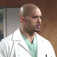 Le Dr Shelby (Terrell Tilford) a des doutes. Les Feux de l'Amour, épisode 7587 (4 décembre 2018, TF1)
