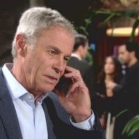 Colin (Tristan Rogers) sait se faire persuasif. Les Feux de l'Amour, épisode 10589 (12 décembre 2022, TVA)