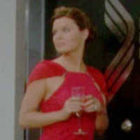Katie (Heather Tom) fait ce qu'elle peut pour réchauffer l'ambiance... Top Models, épisode 5893 (4 juillet 2011, RTS)