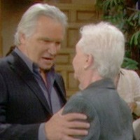 Eric (John McCook) ne se lasse pas des surprises de Stephanie. Top Modèles, épisode 5912 (29 septembre 2011, TVA)