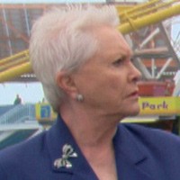 Stephanie (Susan Flannery) refuse de perdre le foulard de sa mère. Top Models, épisode 5918 (5 mars 2012, RTL9)