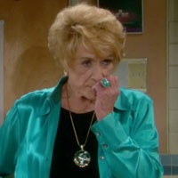 Katherine (Jeanne Cooper) est frustrée de ne pas pouvoir communiquer avec Murphy. Les Feux de l'Amour, épisode 6248 (28 octobre 2013, RTS)