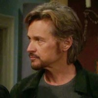 Tucker (Stephen Nichols) est très intéressé par ce qui va se passer lors de la médiation. Les Feux de l'Amour, épisode 9513 (28 août 2018, TVA)