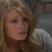 Hope (Kimberly Matula) est enchantée que Liam revienne à lui! Top Modèles, épisode 6013 (13 mars 2012, TVA)