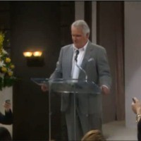 Eric (John McCook) ne se doute de rien... Top Modèles, épisode 6026 (30 mars 2012, TVA)