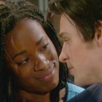 Dayzee (Kristolyn Lloyd) joue les directrices de conscience. Top Models, épisode 6028 (14 novembre 2011, RTS)