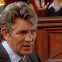 Vance (Eric Roberts) doit défendre Sharon pendant son procès. Les Feux de l'Amour, épisode 3944 (11 mars 2014, RTBF)
