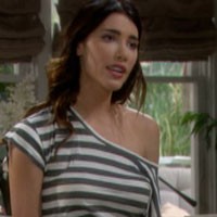 Steffy (Jacqueline MacInnes Wood) cherche à se faire une place auprès de Bill. Top Models, épisode 6035 (23 novembre 2011, RTS)