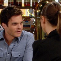 Kevin (Greg Rikaart) se demande si Chloe est jalouse de Jana. Les Feux de l'Amour, épisode 6359 (3 avril 2014, RTS)