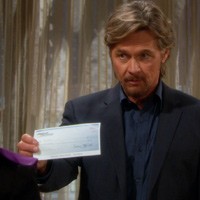 Tucker (Stephen Nichols) propose un très gros chèque à Abby. Les Feux de l'Amour, épisode 6362 (23 septembre 2014, TF1)