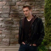 Cane (Daniel Goddard) réapparait... Les Feux de l'Amour, épisode 3961 (3 avril 2014, RTBF)