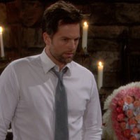 Adam (Michael Muhney) tient à ce que tout le monde entende ce qu'il a à dire. Les Feux de l'Amour, épisode 6374 (24 avril 2014, RTS)