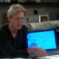 Après le crash du jet Forrester, Nick (Jack Wagner) s'implique dans les recherches. Top Models, épisode 6056 (22 décembre 2011, RTS)
