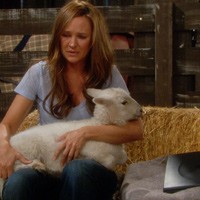 Sharon (Sharon Case) est triste à l'idée que Fanny quitte la ferme. Les Feux de l'Amour, épisode 3980 (30 avril 2014, RTBF)