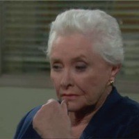 Stephanie (Susan Flannery) commence à se poser des questions. Top Models, épisode 6073 (22 octobre 2012, RTL9)