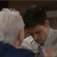 Thomas (Adam Gregory) se fait remettre à sa place par son chef... Top Models, épisode 6076 (25 octobre 2012, RTL9)