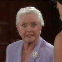 Stephanie (Susan Flannery) en a marre des scrupules de Thomas. Top Models, épisode 6096 (2 février 2012, RTS)