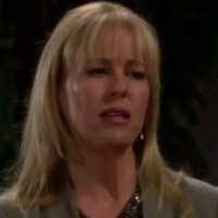 Genevieve (Genie Francis) est surprise par les réactions des gens. Les Feux de l'Amour, épisode 4016 (23 juin 2014, RTBF)