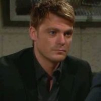 Ronan (Jeff Branson) se doute que la liste des suspects va s'allonger. Les Feux de l'Amour, épisode 4036 (21 juillet 2014, RTBF)