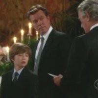 Victor (Eric Braeden) ne manque pas une occasion de se rapprocher de Kyle. Les Feux de l'Amour, épisode 6455 (23 janvier 2015, TF1)