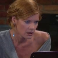 Phyllis (Michelle Stafford) fait des recherches sur Avery. Les Feux de l'Amour, épisode 4051 (12 août 2014, RTBF)