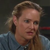 Sharon (Sharon Case) se demande si elle peut faire confiance à Avery. Les Feux de l'Amour, épisode 9726 (29 août 2011, CBS)