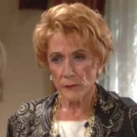 Katherine (Jeanne Cooper) refuse de dire à Tucker qu'elle a retrouvé son fils. Les Feux de l'Amour, épisode 4061 (26 août 2014, RTBF)