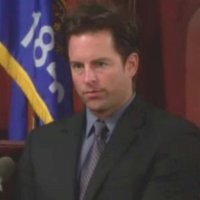 Adam (Michael Muhney) témoigne contre Sharon. Les Feux de l'Amour, épisode 4068 (4 septembre 2014, RTBF)