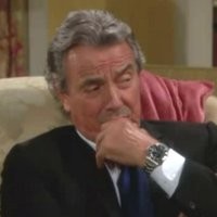 Victor (Eric Braeden) s'inquiète des présomptions de Ronan. Les Feux de l'Amour, épisode 9748 (6 août 2019, TVA)