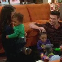 Cane (Daniel Goddard) est heureux de passer du temps avec les jumeaux. Les Feux de l'Amour, épisode 4083 (25 septembre 2014, RTBF)
