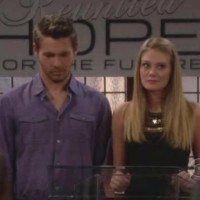 Liam (Scott Clifton) a l'air très détendu... Top Models, épisode 6257 (14 septembre 2012, RTS)